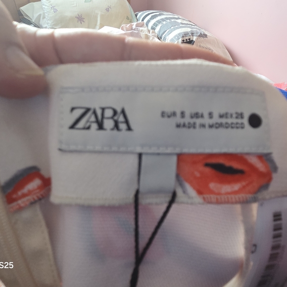 Zara Cream Mini Skirt with Red Lip Pattern - Picture 3 of 5
